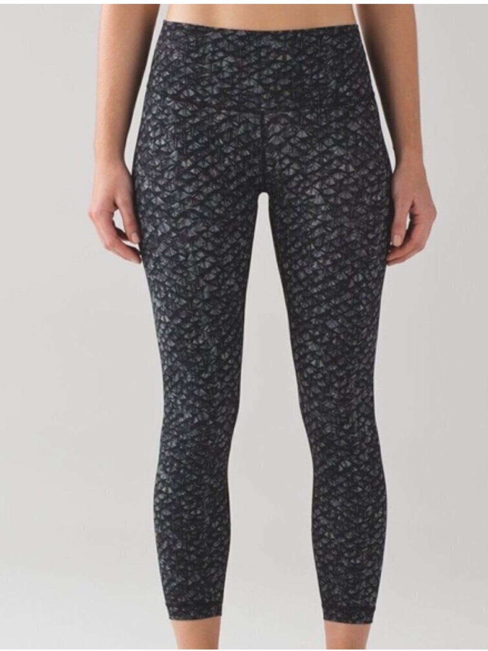 lululemon athletica Black Printed High-Rise Capri Leggings ✨EUC✨Sz8